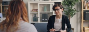 werkgever in gesprek met medewerker