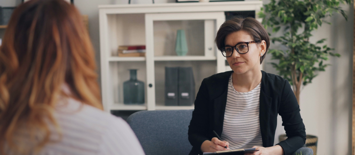 werkgever in gesprek met medewerker